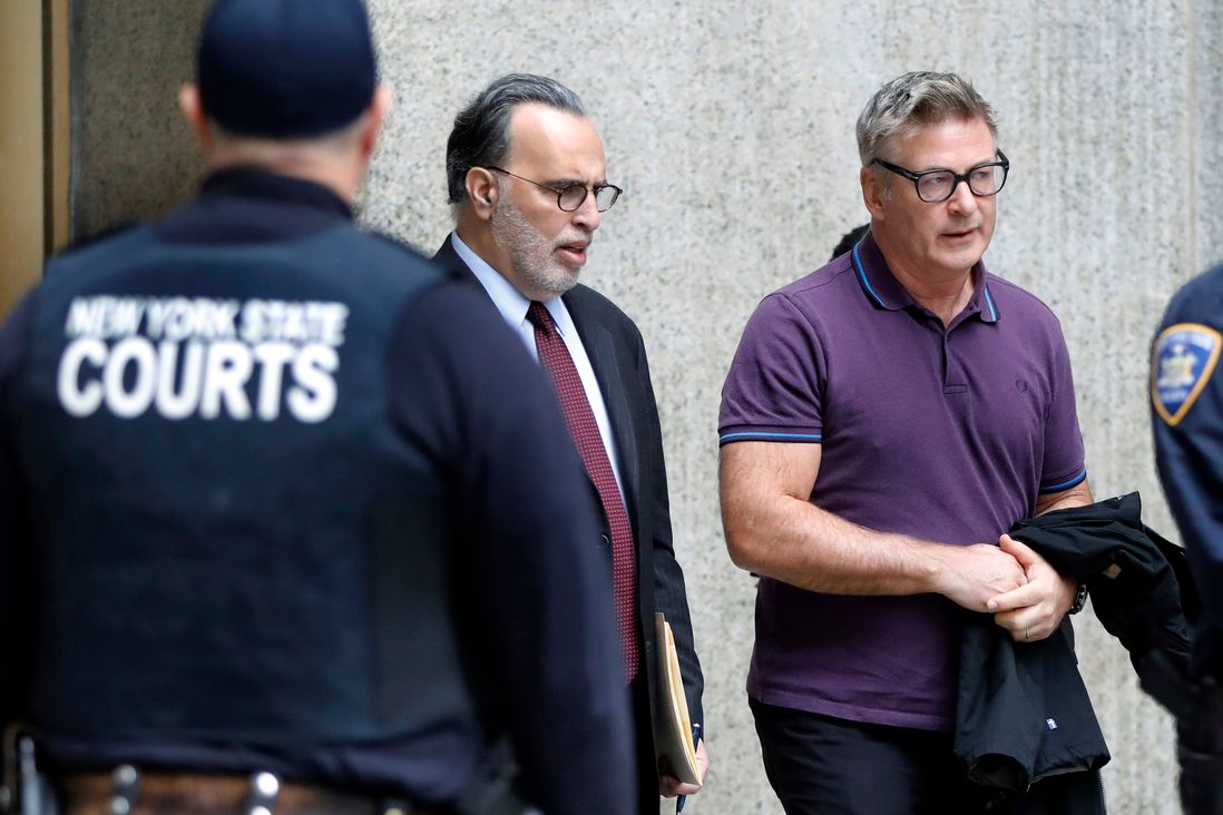 GET THAT LOOK! Alec Baldwin leaving court with his attorney Alan Abelson<br>